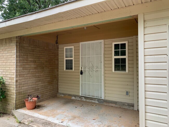1306 E Twin Lakes Dr in Little Rock, AR - Building Photo - Building Photo
