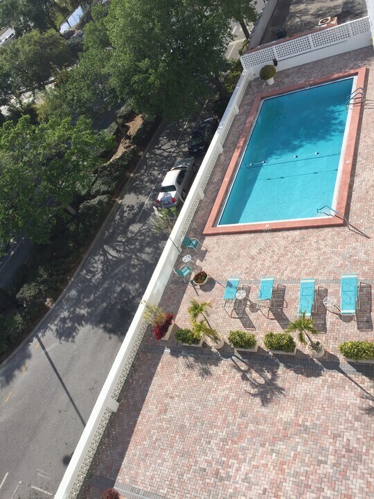 33 S Gulfstream Ave, Unit 704A in Sarasota, FL - Building Photo