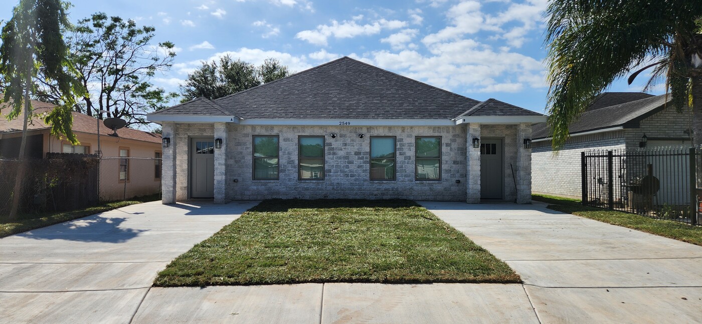 2549 La Granja Dr, Unit Beautiful Duplex in Brownsville, TX - Foto de edificio