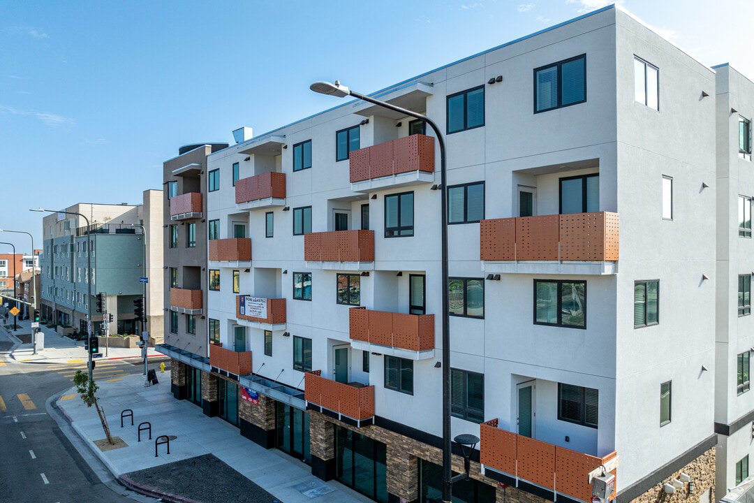 3326 W 52nd St in Los Angeles, CA - Building Photo