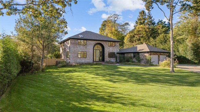 15 Atterbury Rd in Southampton, NY - Building Photo - Building Photo