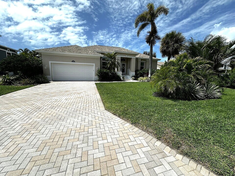 1126 2nd Ave S in St. Petersburg, FL - Building Photo