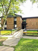 924 Greenbrier Rd in Dekalb, IL - Building Photo