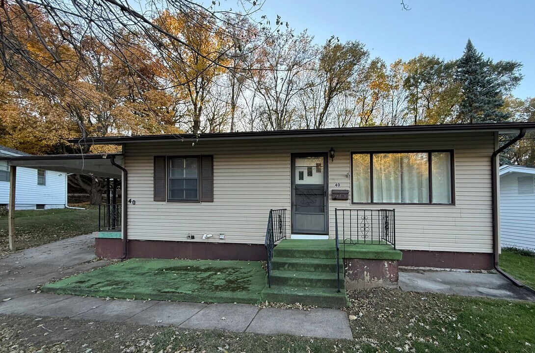 40 Lynnwood Dr in Council Bluffs, IA - Building Photo