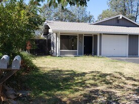 2411 Cottage Dr in Auburn, CA - Building Photo