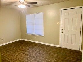 Maple Leaf Apartments in Lafayette, LA - Building Photo - Interior Photo