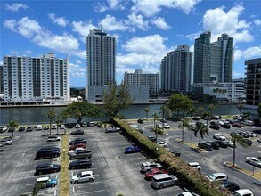 800 Parkview Dr, Unit 730 in Hallandale Beach, FL - Building Photo - Building Photo