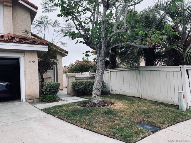 1370 Montego Ct in Vista, CA - Foto de edificio - Building Photo