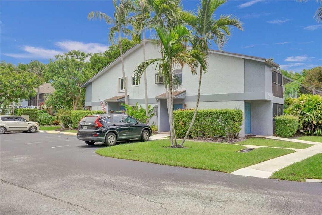 2761 S Oakland Forest Dr in Oakland Park, FL - Building Photo