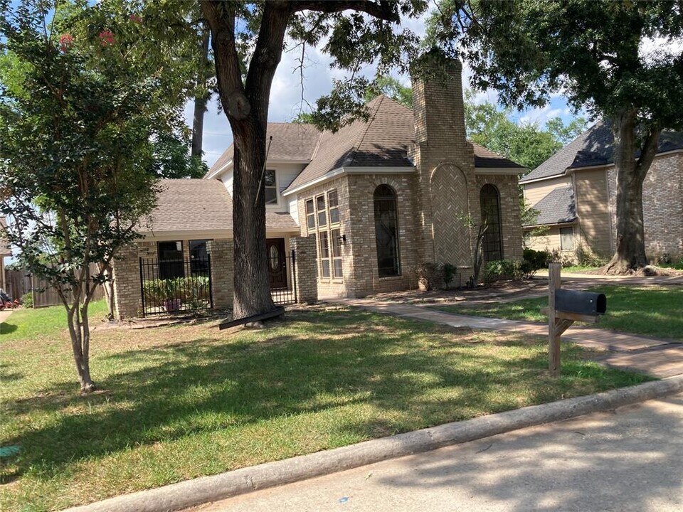 11618 Gatesden Dr in Tomball, TX - Building Photo