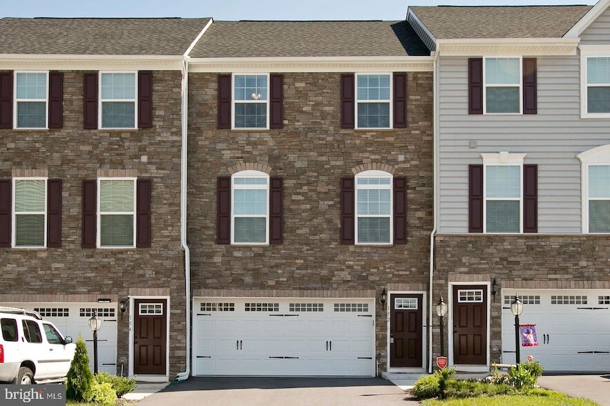 152 Trout Lily Dr, Unit 1420 in Front Royal, VA - Building Photo