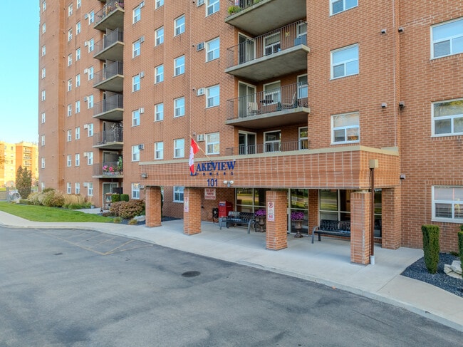 Lakeview Towers Residences in Leamington, ON - Building Photo - Building Photo