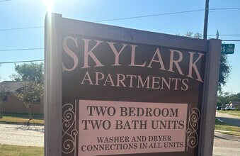 715 Skylark Rd in Pasadena, TX - Foto de edificio - Building Photo