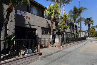 835 Bay View Ave in Wilmington, CA - Foto de edificio - Building Photo