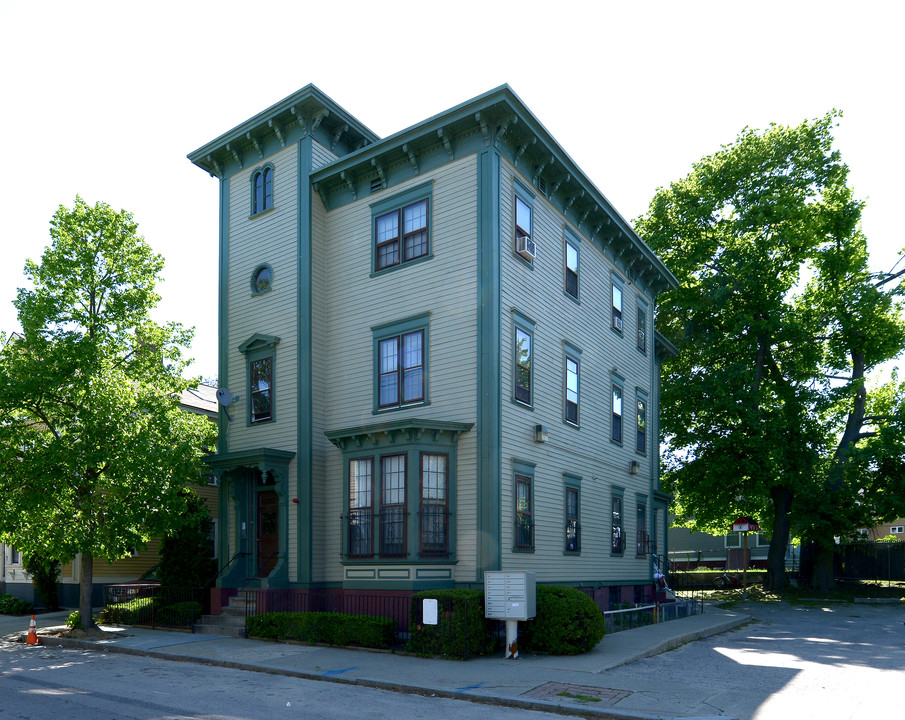 392 Pine St in Providence, RI - Building Photo