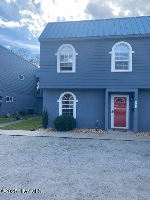 property at 803 W 2nd St