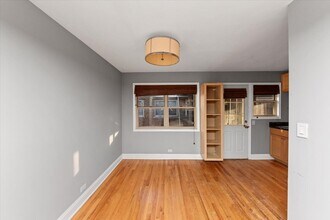 7527 N Damen Ave, Unit 1 in Chicago, IL - Foto de edificio - Building Photo