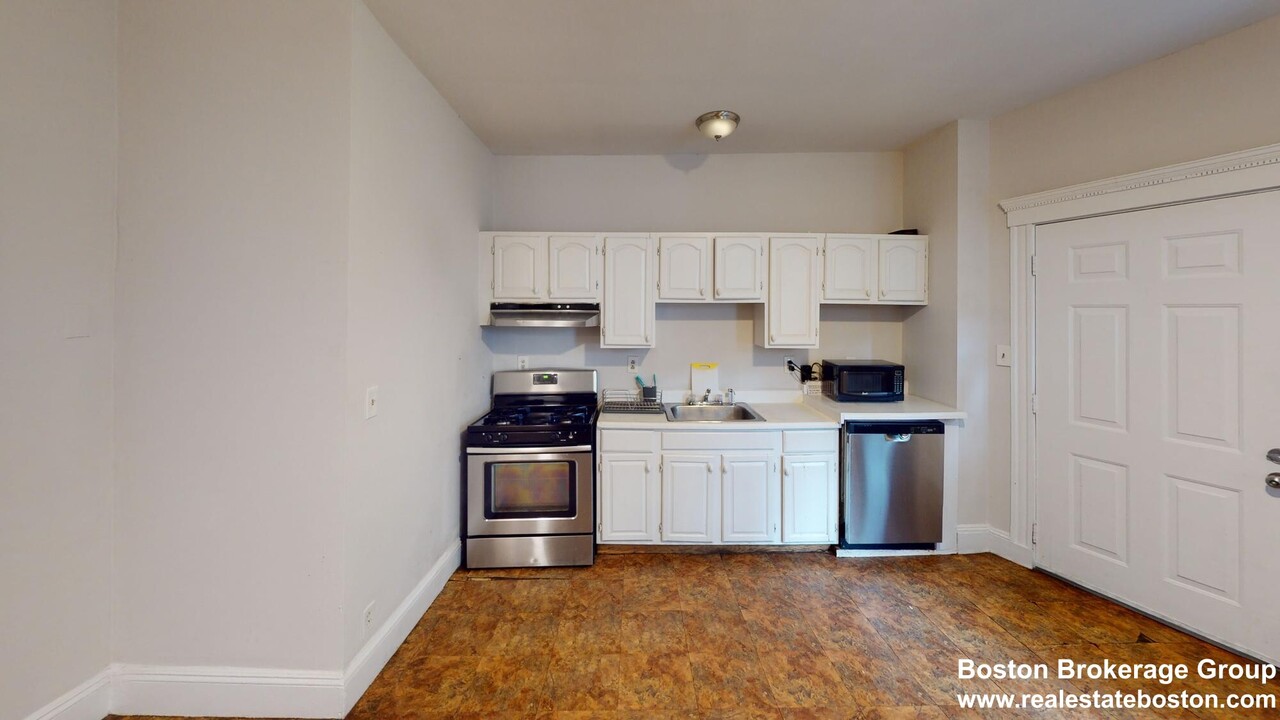 692 Columbia Rd, Unit 1 in Boston, MA - Building Photo