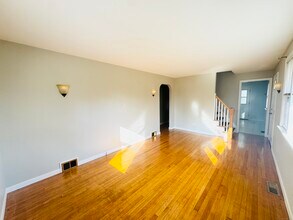 9 Edgewood Ave in Waterford, CT - Foto de edificio - Building Photo