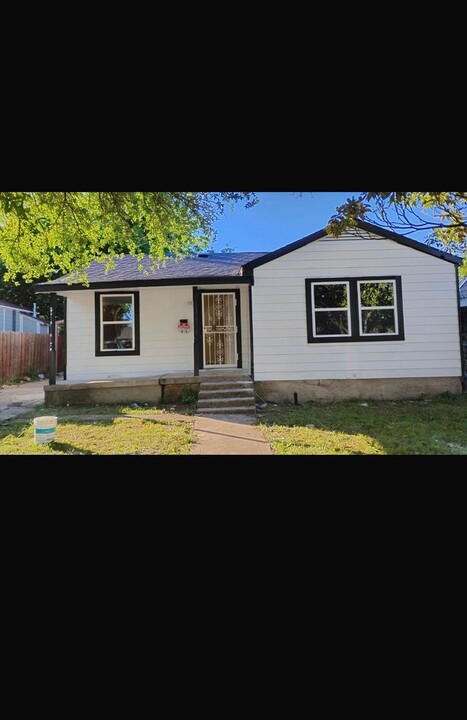 2135 Marfa Ave in Dallas, TX - Building Photo