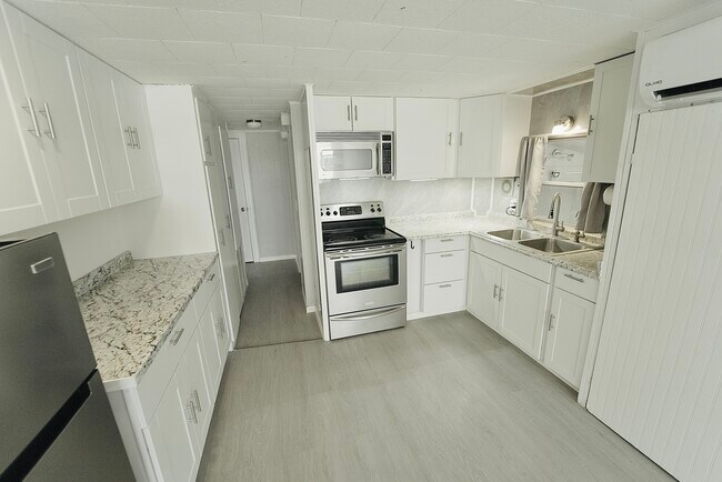 8520 SW 18th Ct in Davie, FL - Building Photo - Building Photo