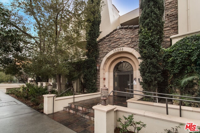 property at 15206 Burbank Blvd