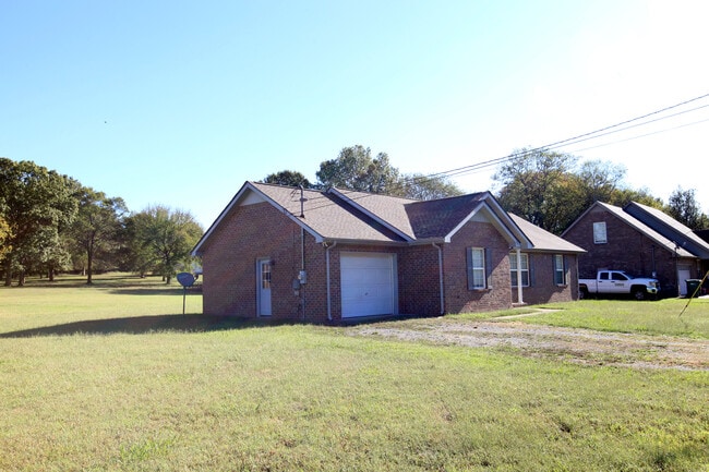 546 Carter Ln in Smyrna, TN - Foto de edificio - Building Photo