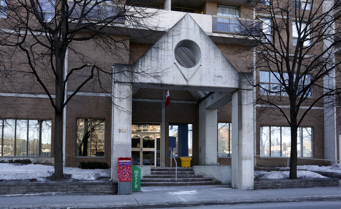 Place Lafontaine in Ottawa, ON - Building Photo