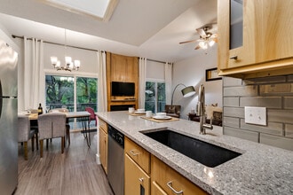 2010 Jones Rd, Unit D in Austin, TX - Foto de edificio - Building Photo