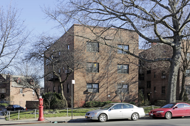 Woodhaven Apartments in Rego Park, NY - Foto de edificio - Building Photo