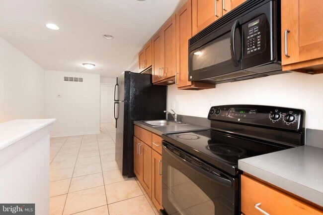 1740 N Sydenham St in Philadelphia, PA - Building Photo - Building Photo
