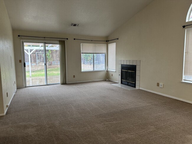 7808 Moss Crossing Ave in Bakersfield, CA - Building Photo - Building Photo