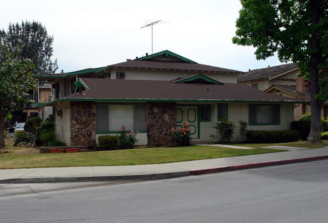 1570 Tenaka Place in Sunnyvale, CA - Building Photo - Building Photo
