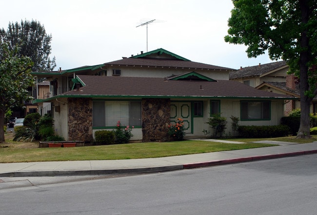 1570 Tenaka Place in Sunnyvale, CA - Foto de edificio - Building Photo