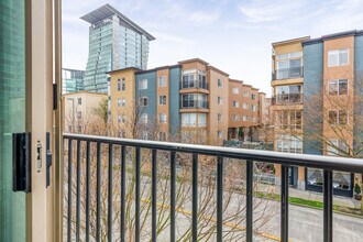 11000 NE 10th St in Bellevue, WA - Building Photo - Building Photo