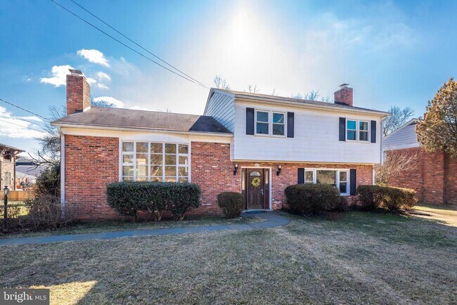 1013 Westbriar Dr NE in Vienna, VA - Building Photo - Building Photo