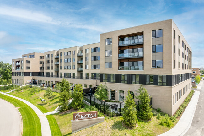 The Sheridan at Oak Brook in Oak Brook, IL - Foto de edificio - Primary Photo