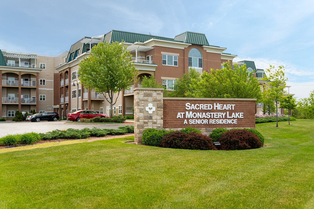 Sacred Heart at Monastery Lake in Franklin, WI - Foto de edificio