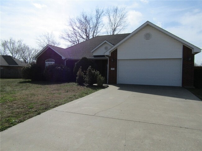2204 W Sunset Dr in Rogers, AR - Building Photo - Building Photo