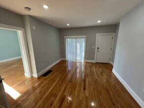 139 Oxford St, Unit 2 in Cambridge, MA - Foto de edificio - Building Photo