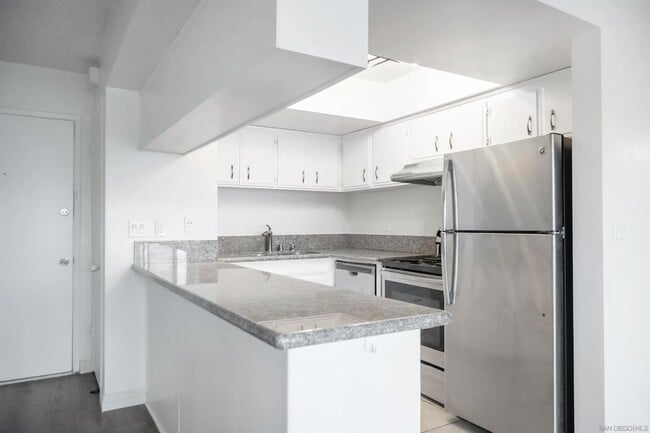 7555 Linda Vista Rd, Unit 9 in San Diego, CA - Building Photo - Building Photo