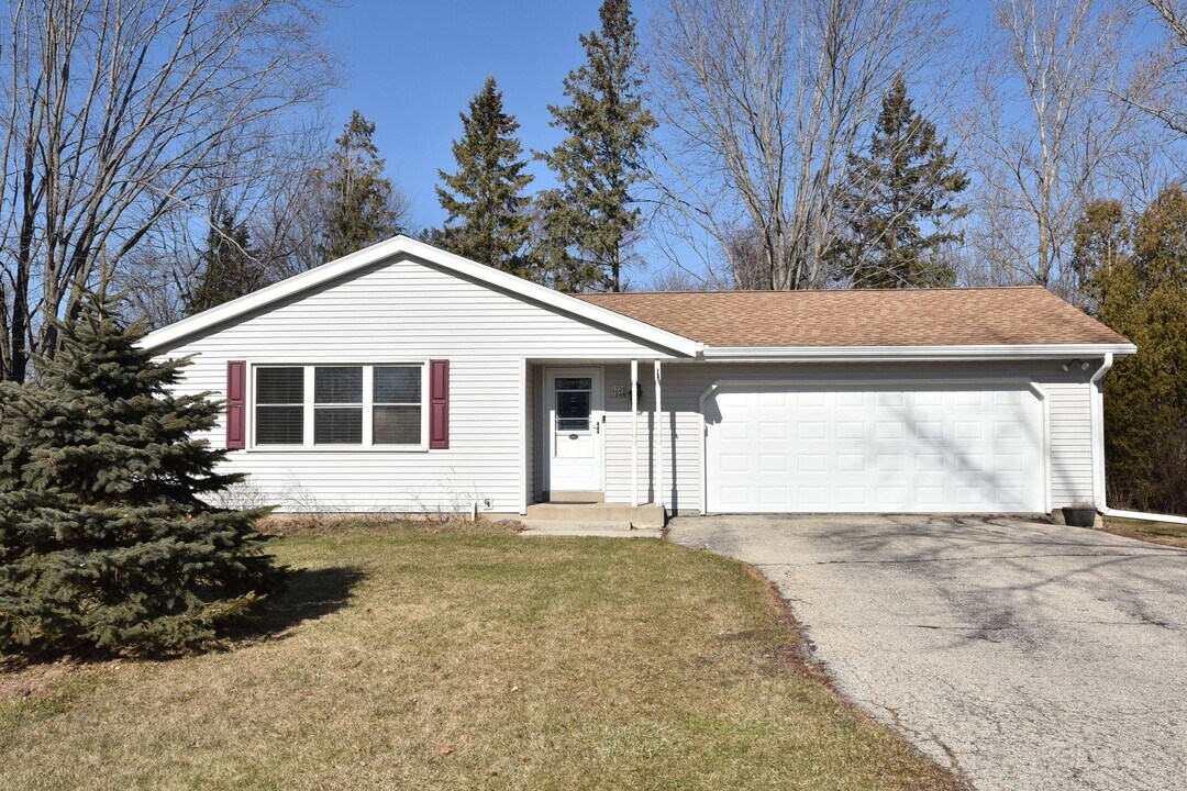1538 W Liebau Rd in Mequon, WI - Building Photo