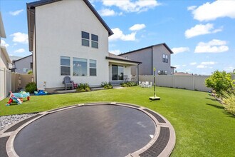 690 S Edge Ln in Kaysville, UT - Foto de edificio - Building Photo