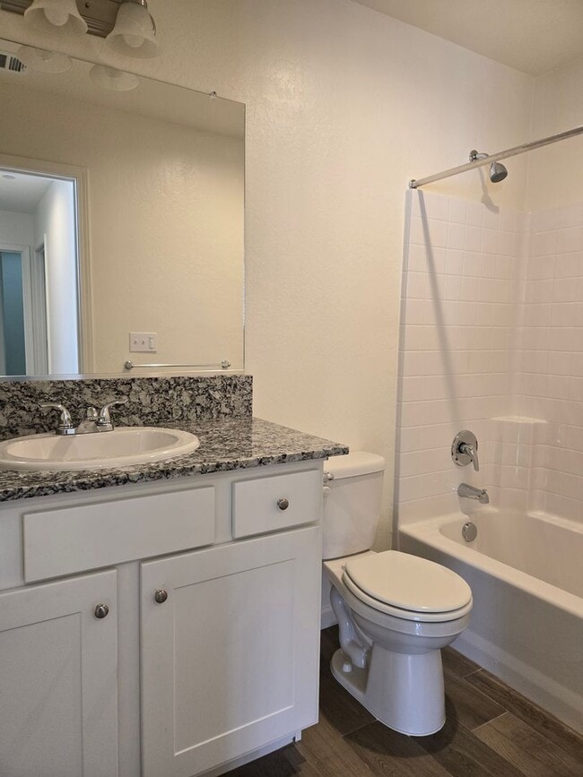 2118 W Escher Dr in Hanford, CA - Building Photo - Building Photo