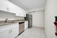 9429 SW 76th St in Miami, FL - Foto de edificio - Building Photo