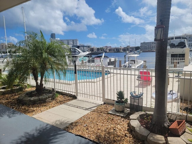 2100 Diana Dr in Hallandale Beach, FL - Building Photo - Building Photo