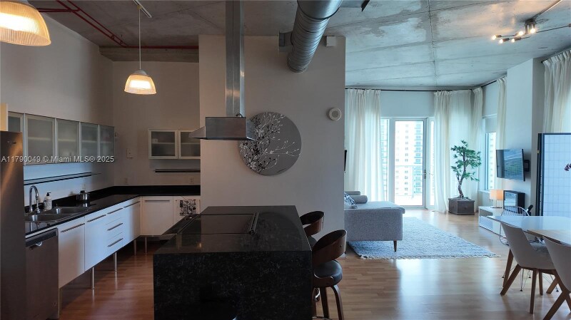 10 SW South River Dr in Miami, FL - Foto de edificio