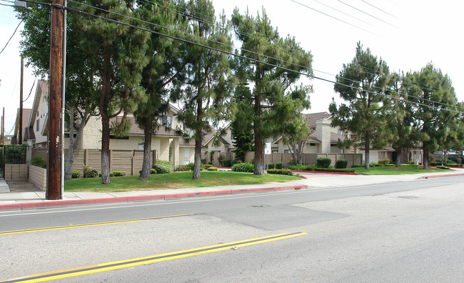 726 W Wilson St in Costa Mesa, CA - Foto de edificio - Building Photo