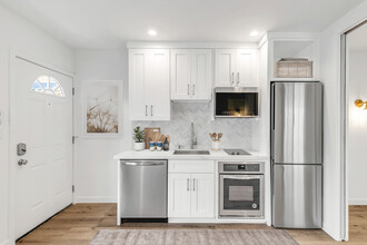 Romantic Venice Beach living just steps fr in Venice, CA - Building Photo - Building Photo