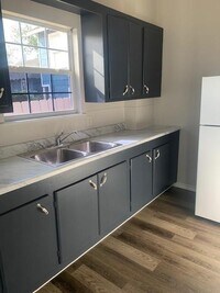 214 Sidney St photo'